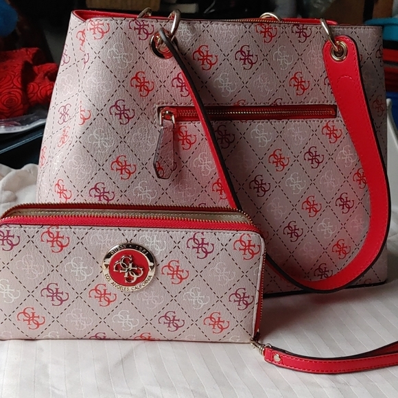 Guess purse and matching wallet - Picture 2 of 2